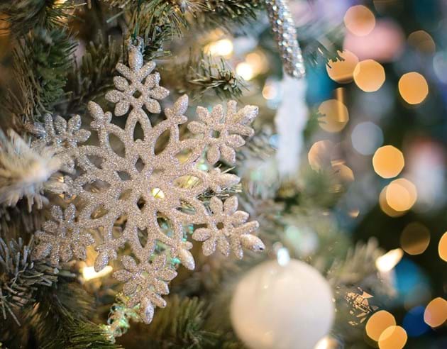 Ornament Schneeflocke an Weihnachtsbaum